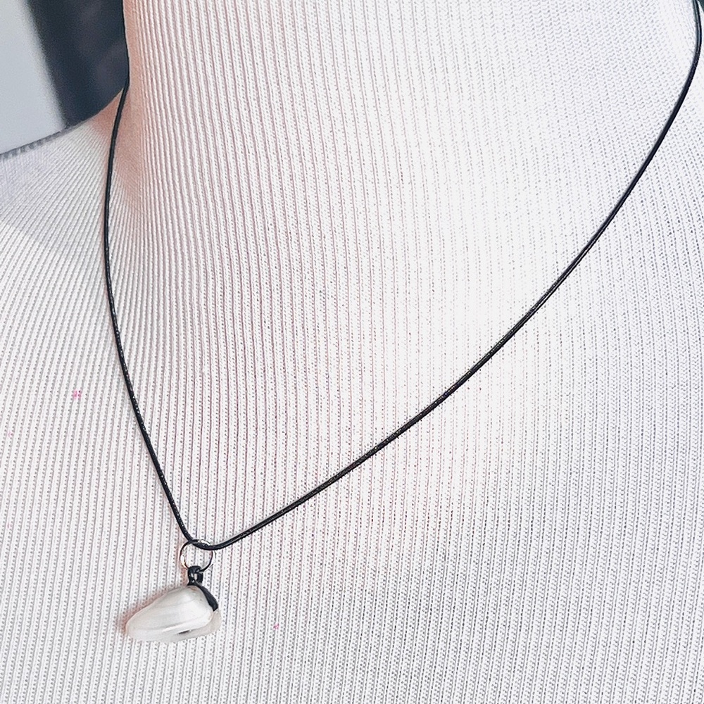 Coquiña shell pendant necklace locket with pearl